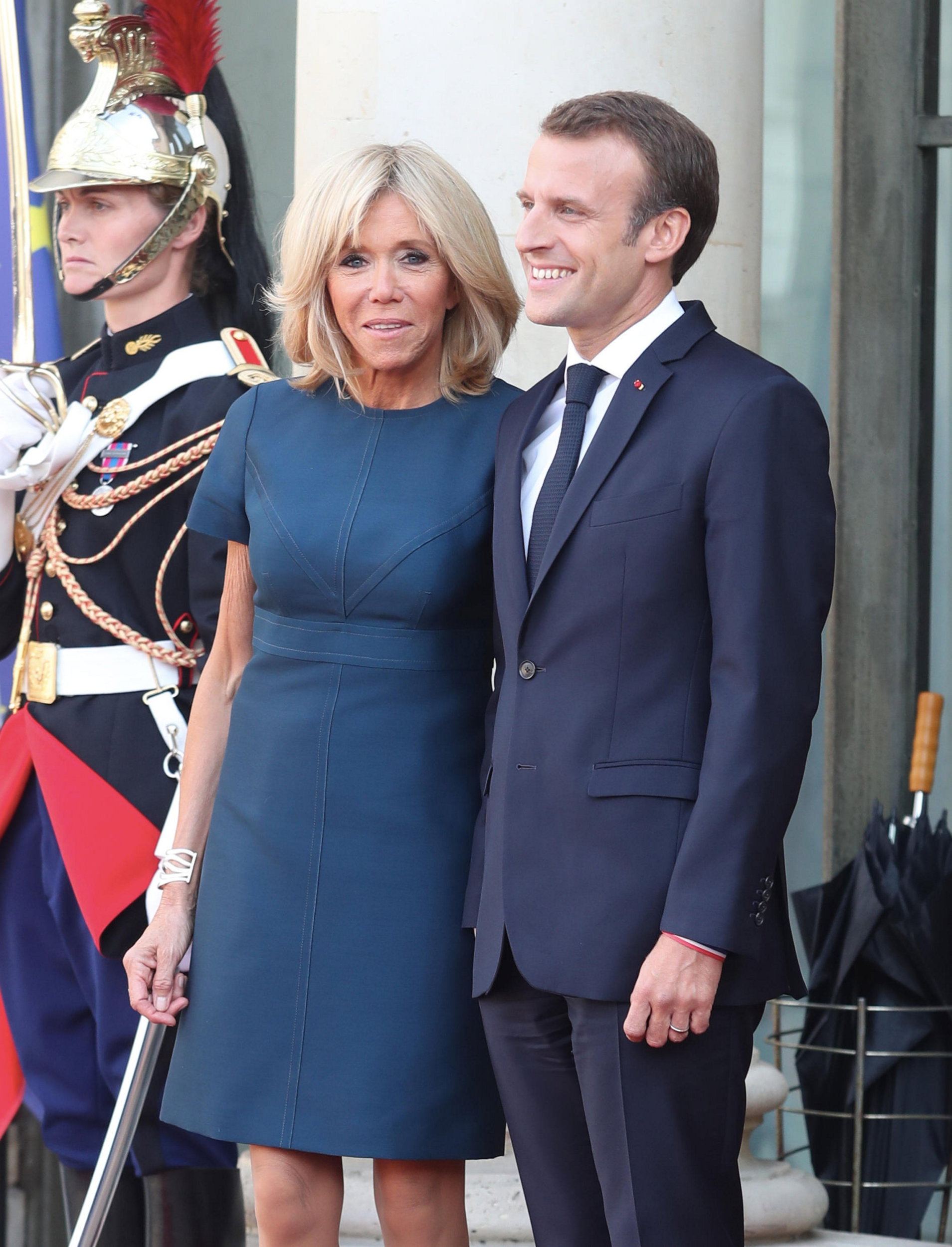 Prezydent Emmanuel Macron i Brigitte Macron czekają na reprezentację piłki nożnej w Pałacu Elizejskim, 16.07.2018.