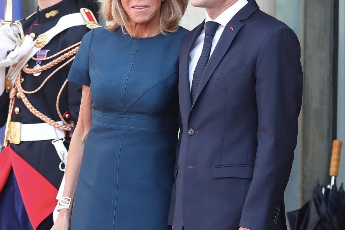 Prezydent Emmanuel Macron i Brigitte Macron czekają na reprezentację piłki nożnej w Pałacu Elizejskim, 16.07.2018.