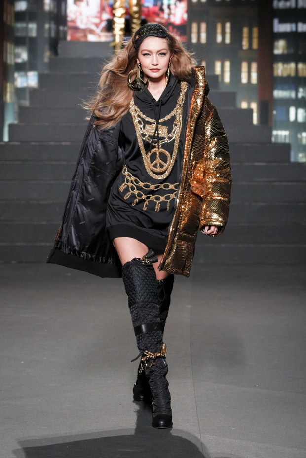 Gigi Hadid w Moschino x H&M - pokaz kolekcji w Nowym Jorku