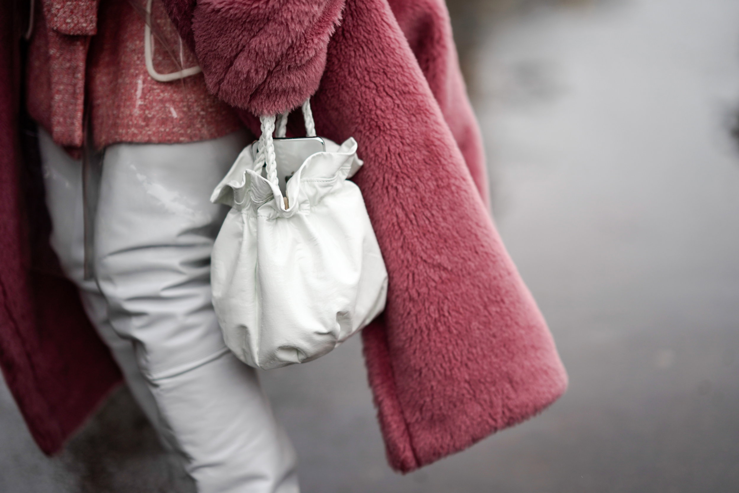 Modne torebki - street fashion w Paryżu