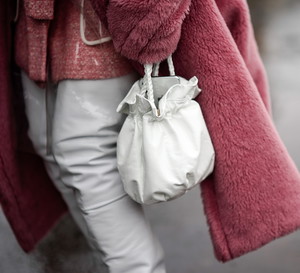 Modne torebki - street fashion w Paryżu