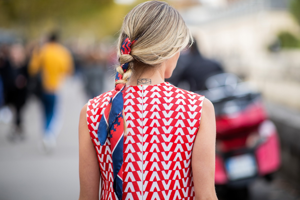 apaszka na włosach - street fashion