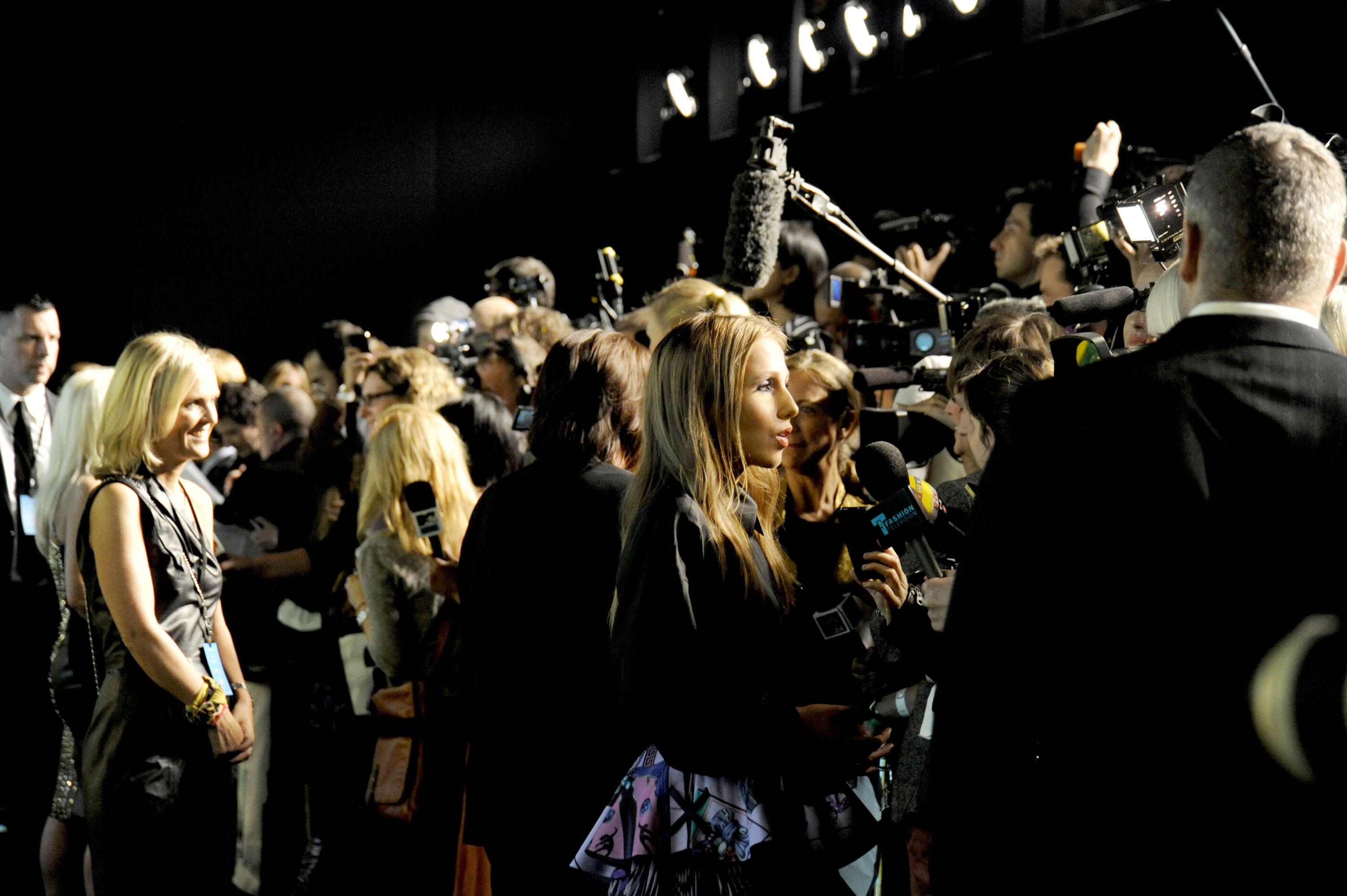Allegra Versace na wydarzeniu H&M x Versace