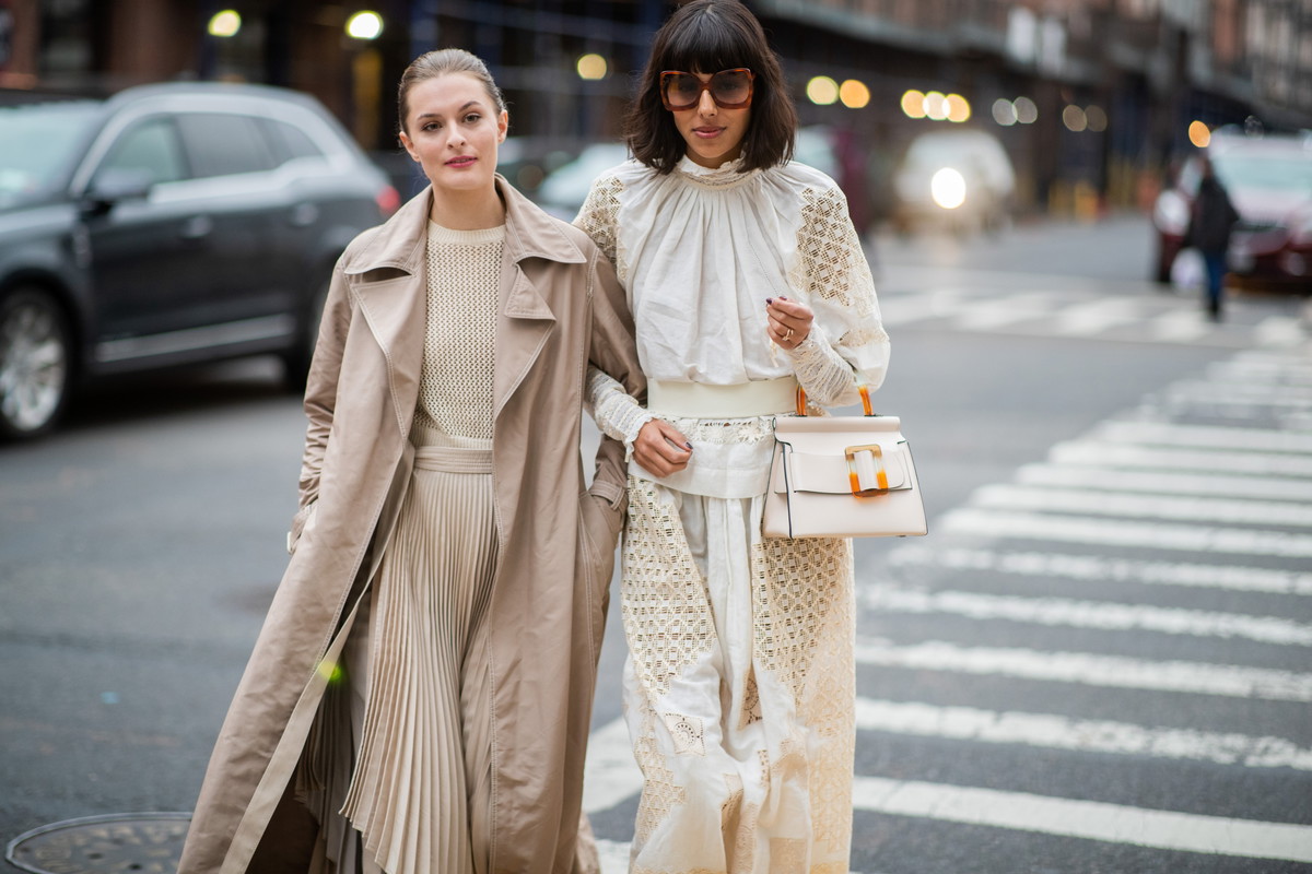 Sukienka w odcieniach nude - street fashion