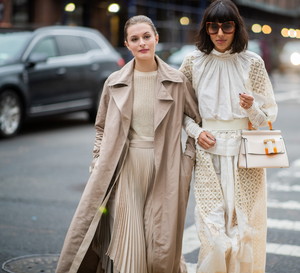 Sukienka w odcieniach nude - street fashion
