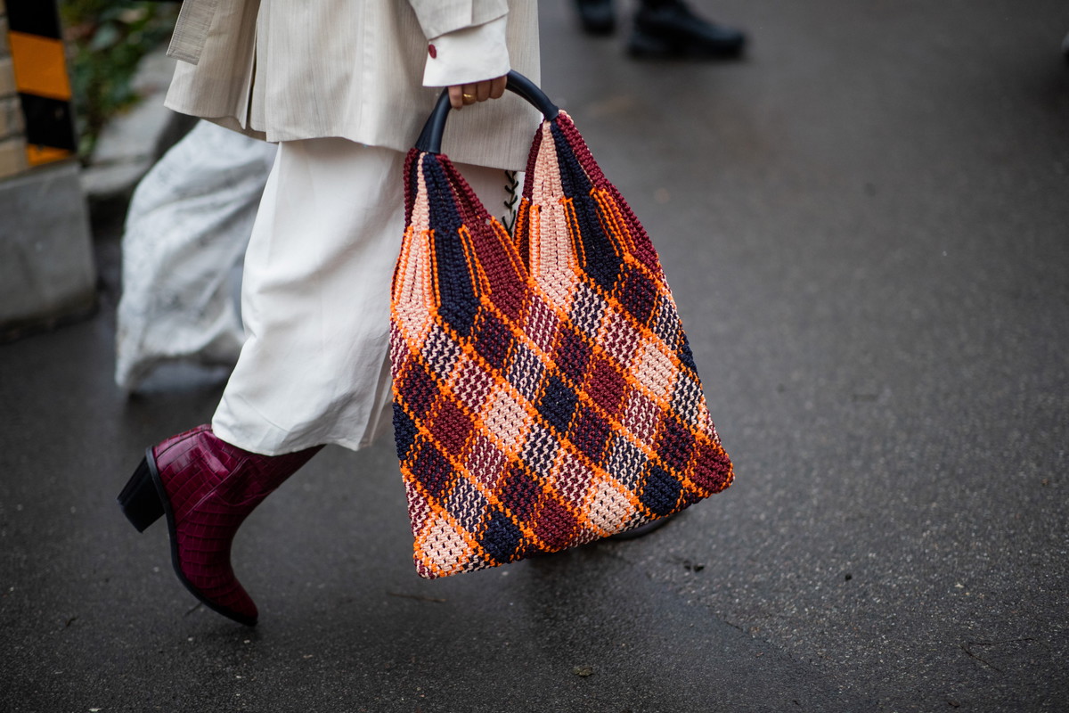 Pleciona torebka - street fashion