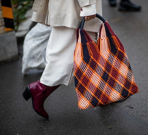Pleciona torebka - street fashion