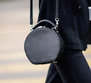 czarna torebka - street fashion