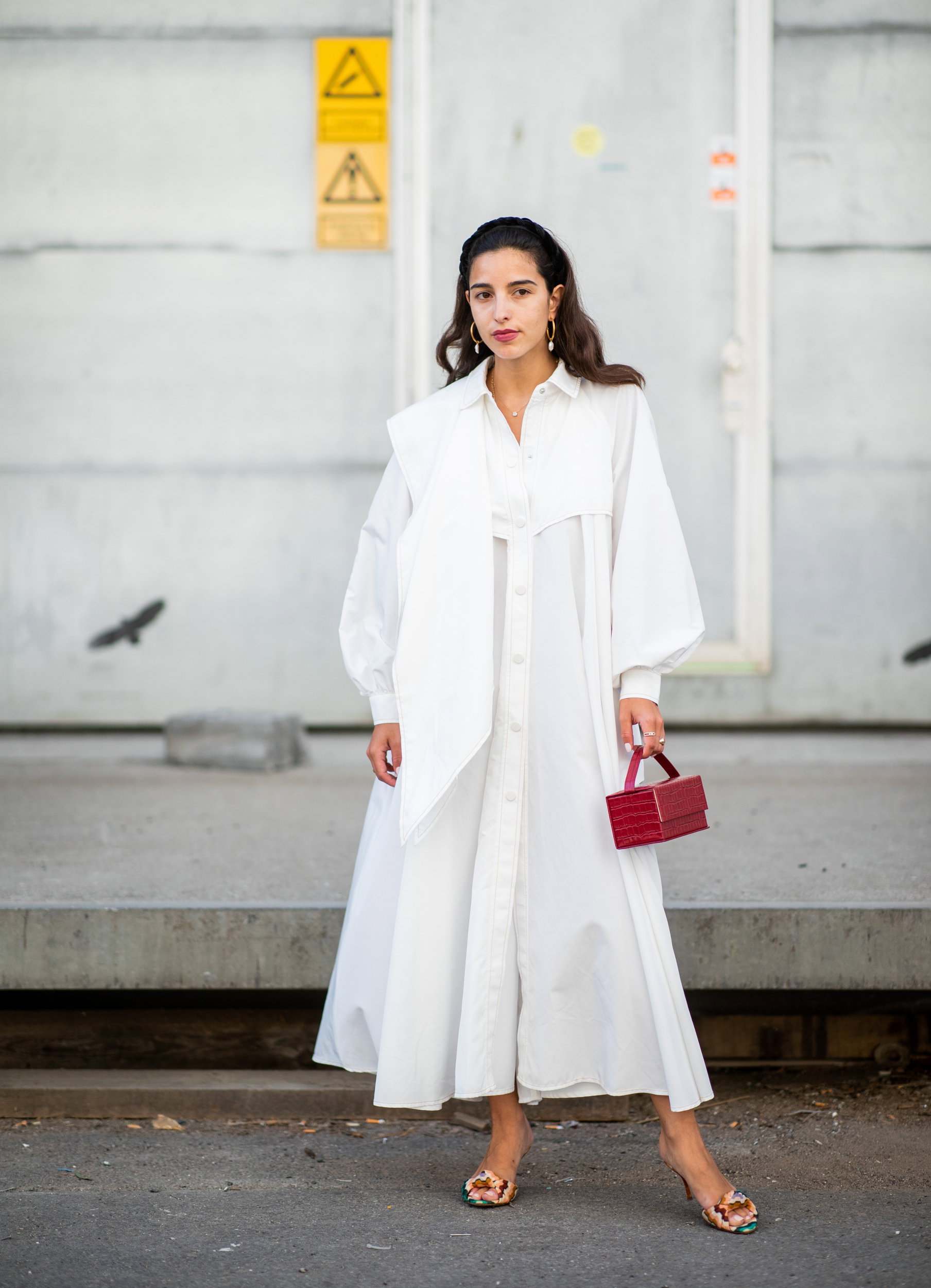 Bettina Looney w sukience koszulowej maxi - street fashion
