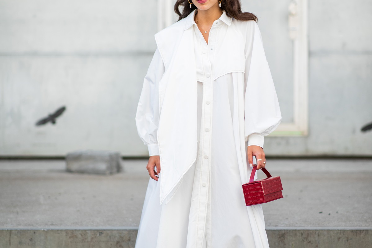 Bettina Looney w sukience koszulowej maxi - street fashion