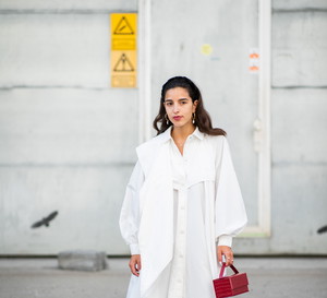 Bettina Looney w sukience koszulowej maxi - street fashion