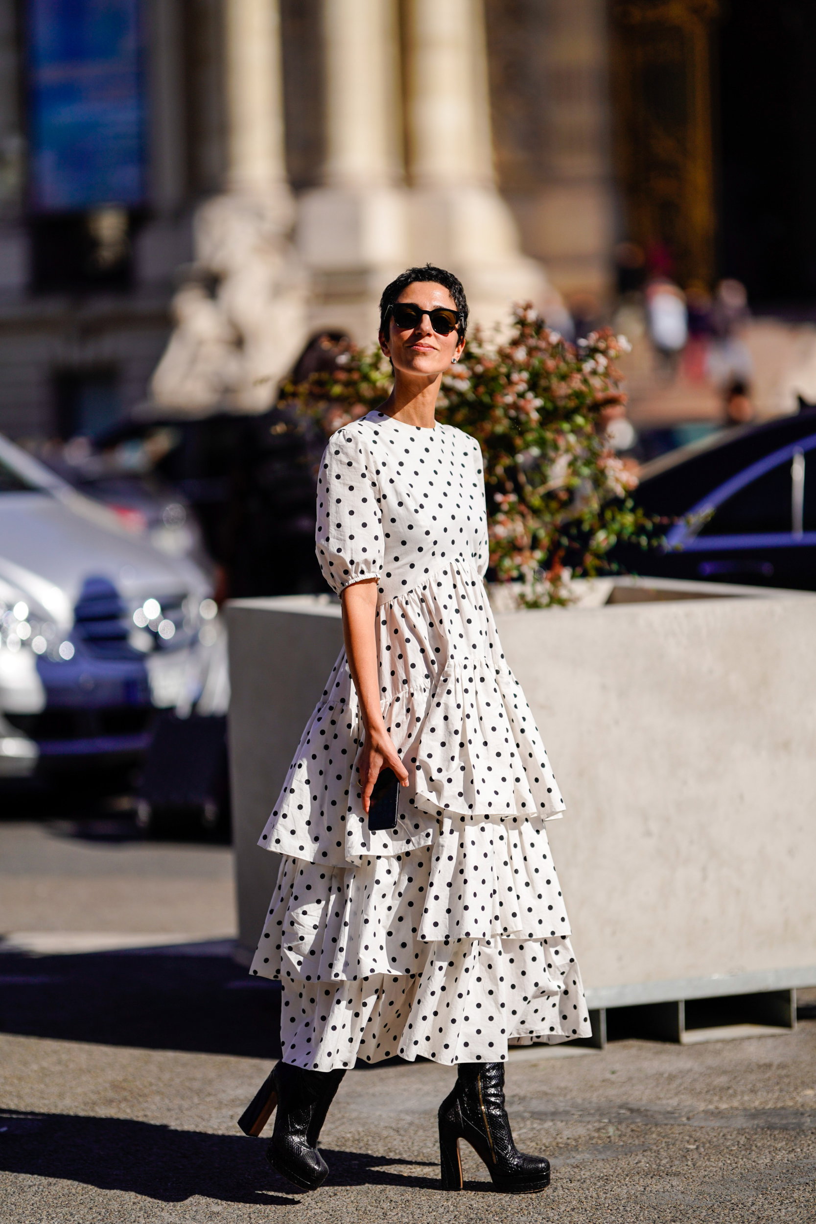 Yasmin Sewell  modnej sukience w groszki