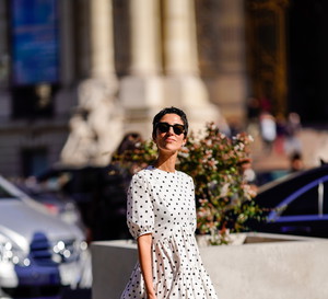 Yasmin Sewell modnej sukience w groszki