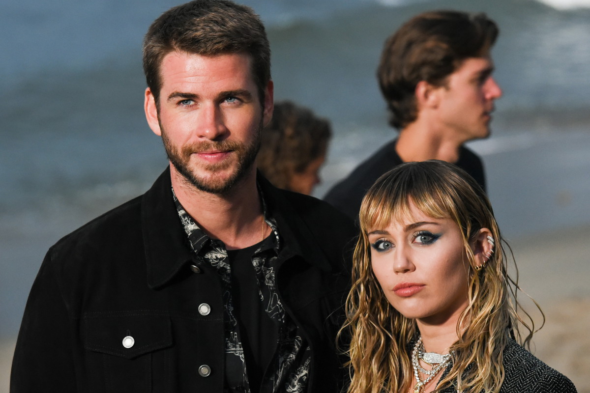 Miley Cyrus i Liam Hemsworth na pokazie Saint Laurent wiosna-lato 2020.