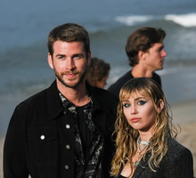 Miley Cyrus i Liam Hemsworth na pokazie Saint Laurent wiosna-lato 2020.