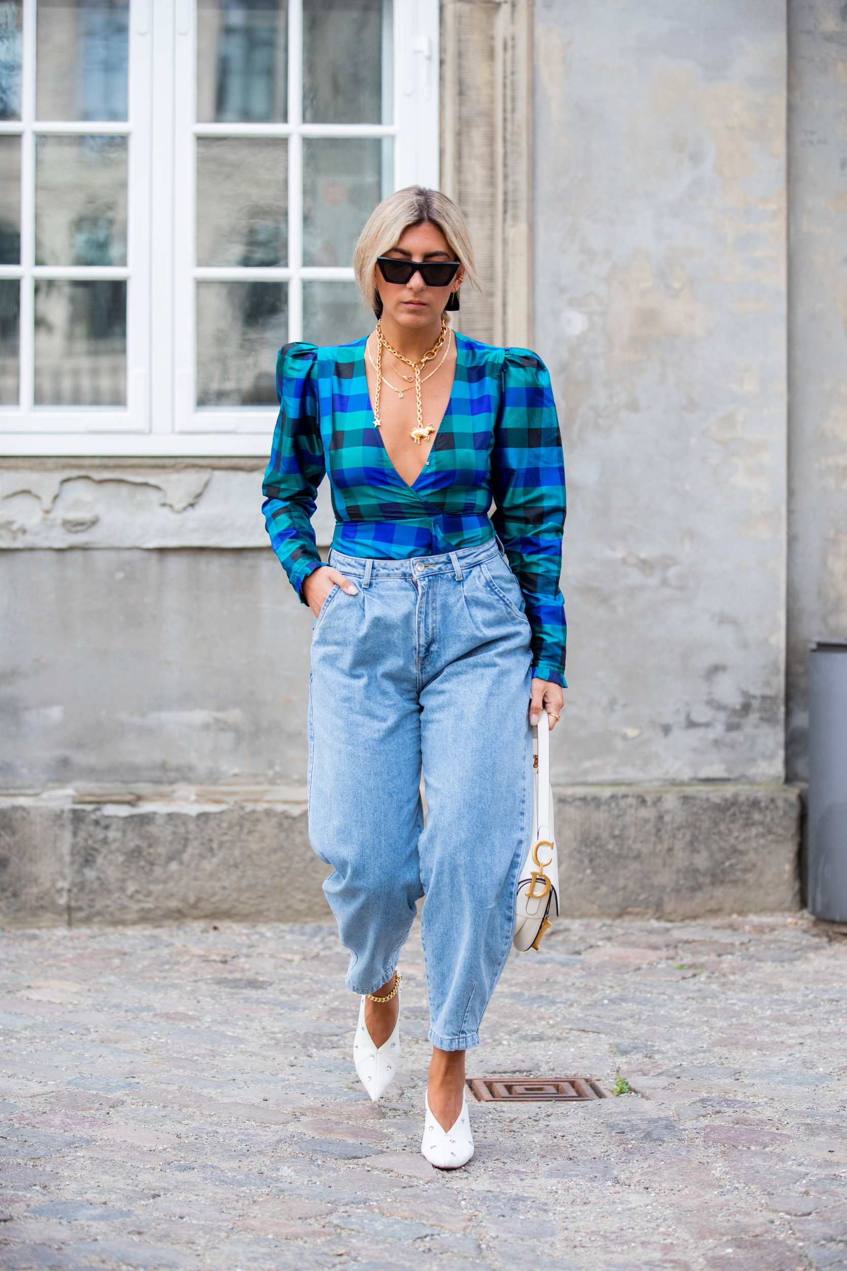 Aylin Koening w spodniach typu slouchy jeans