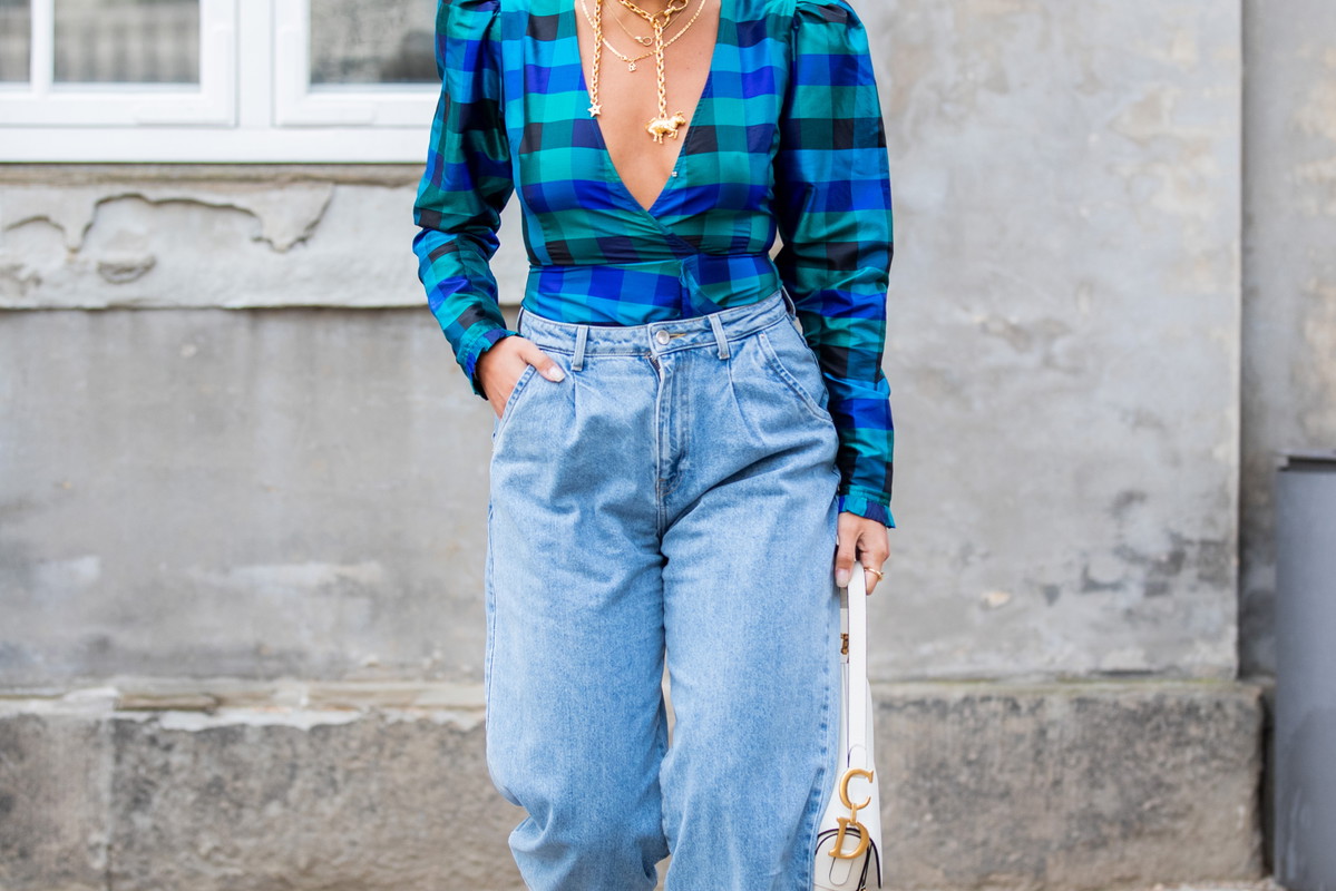 Aylin Koening w spodniach typu slouchy jeans