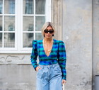 Aylin Koening w spodniach typu slouchy jeans