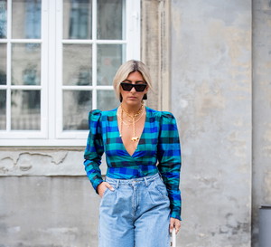 Aylin Koening w spodniach typu slouchy jeans