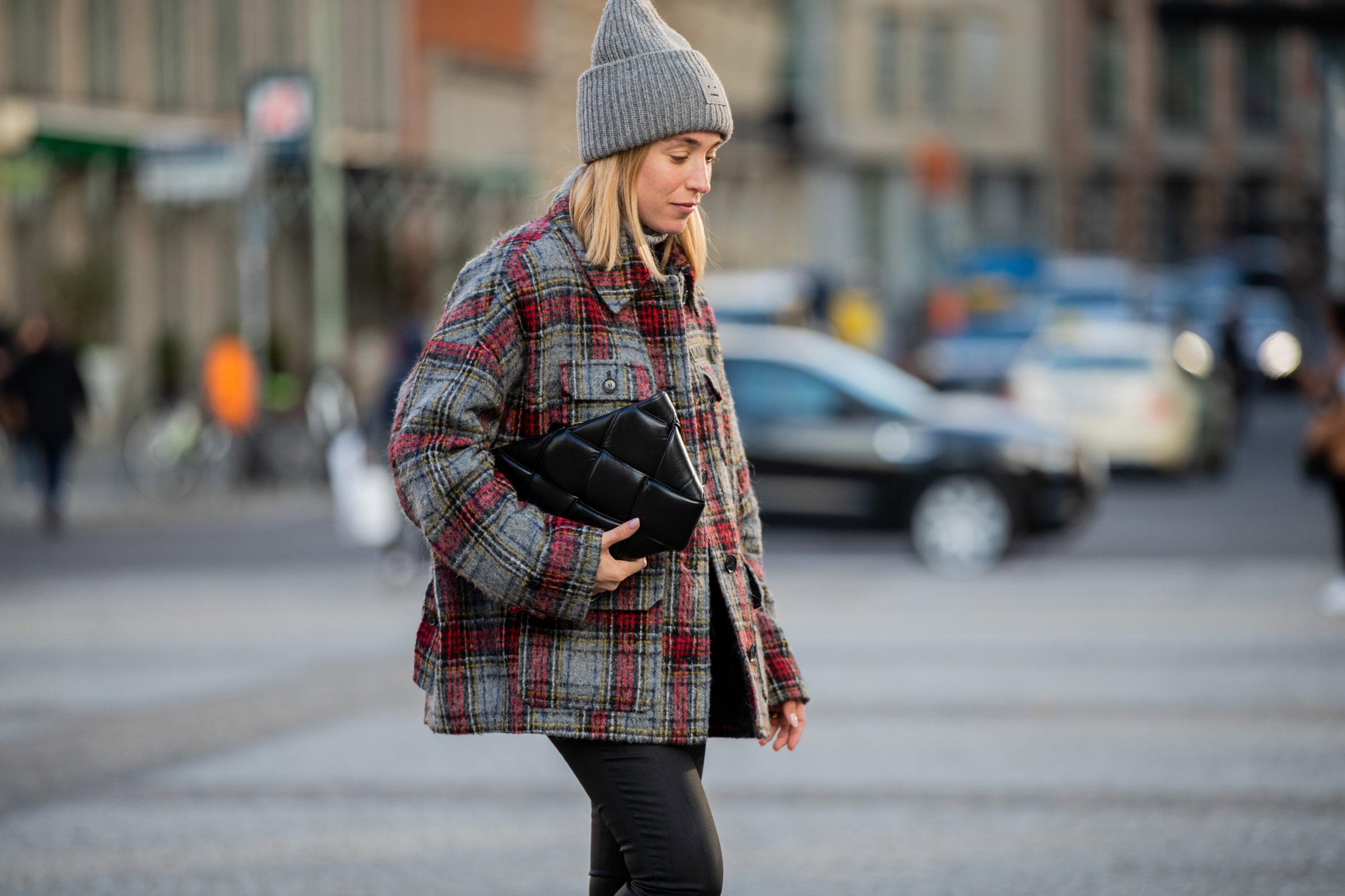kurtki w kratę - street fashion