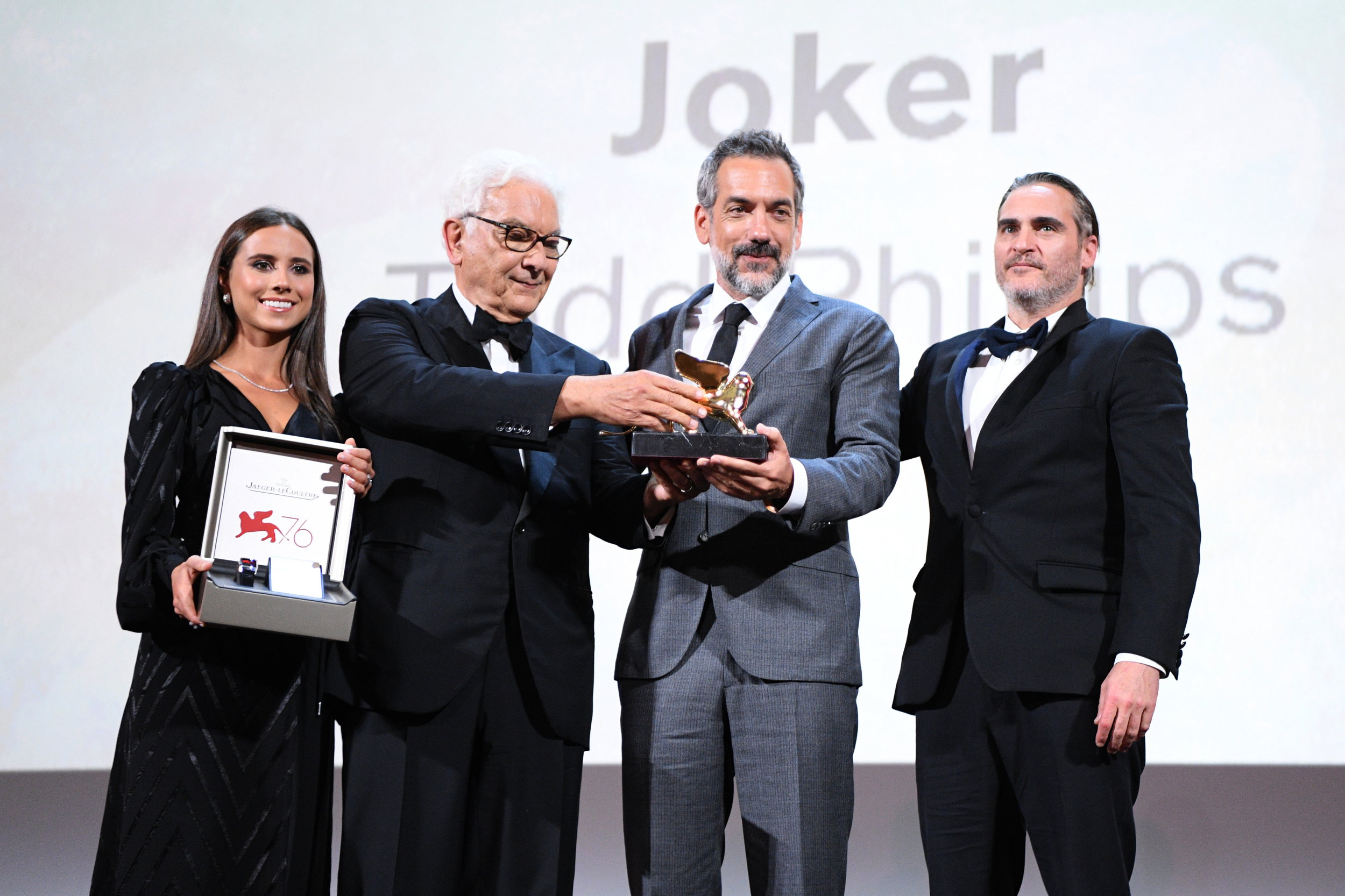 Todd Phillips i Joaquin Phoenix odbierają statuetkę Złotego Lwa