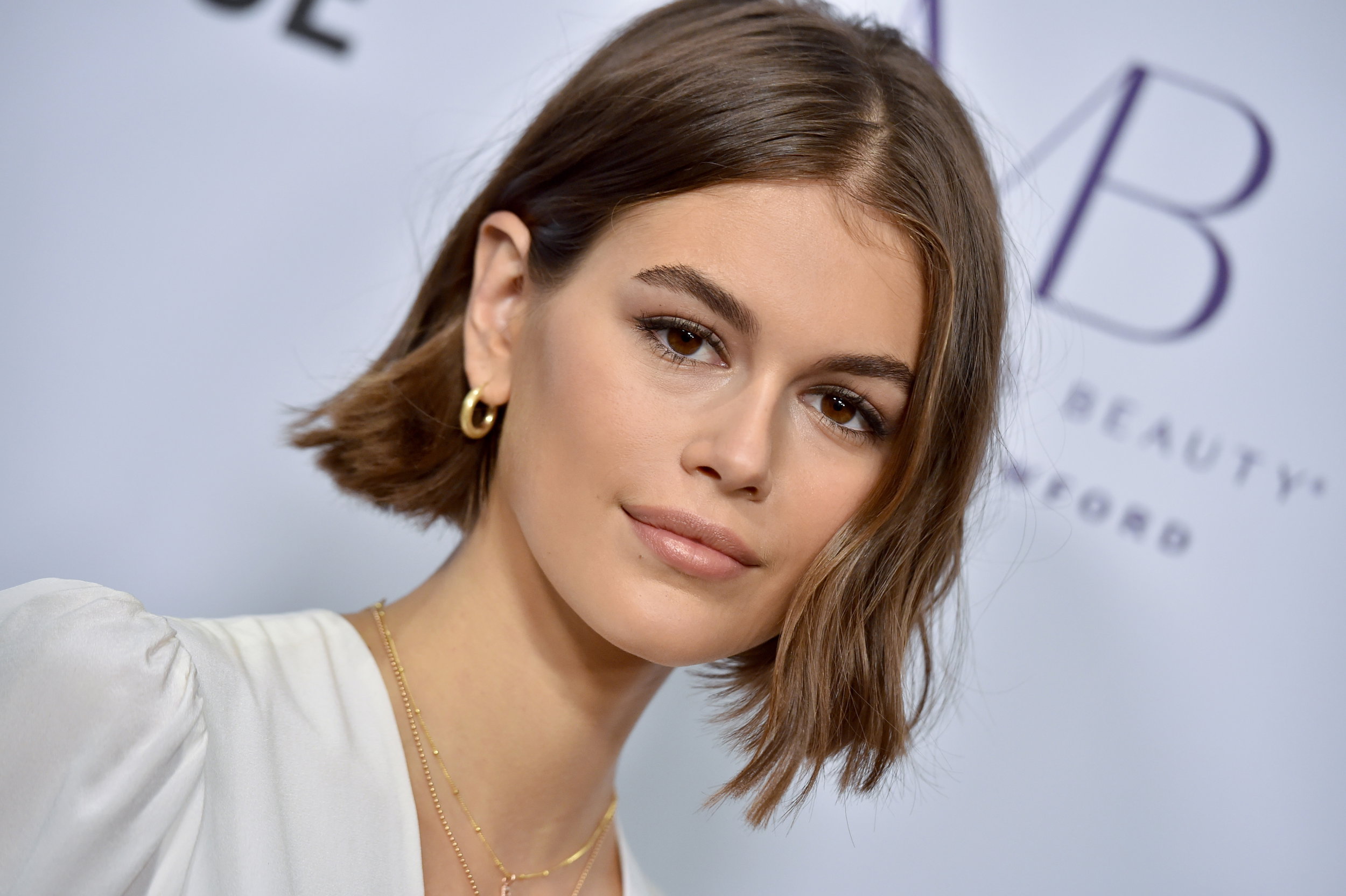 Modne fryzury: Kaia Gerber obcięła włosy. Modelka zainspirowała się uczesaniem z lat 90. [trendy 2019]
