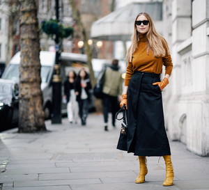 Pernille Teisbaek w modnej spódnicy z rozcięciem