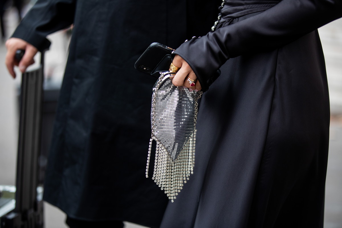 Srebrna torebka - street fashion