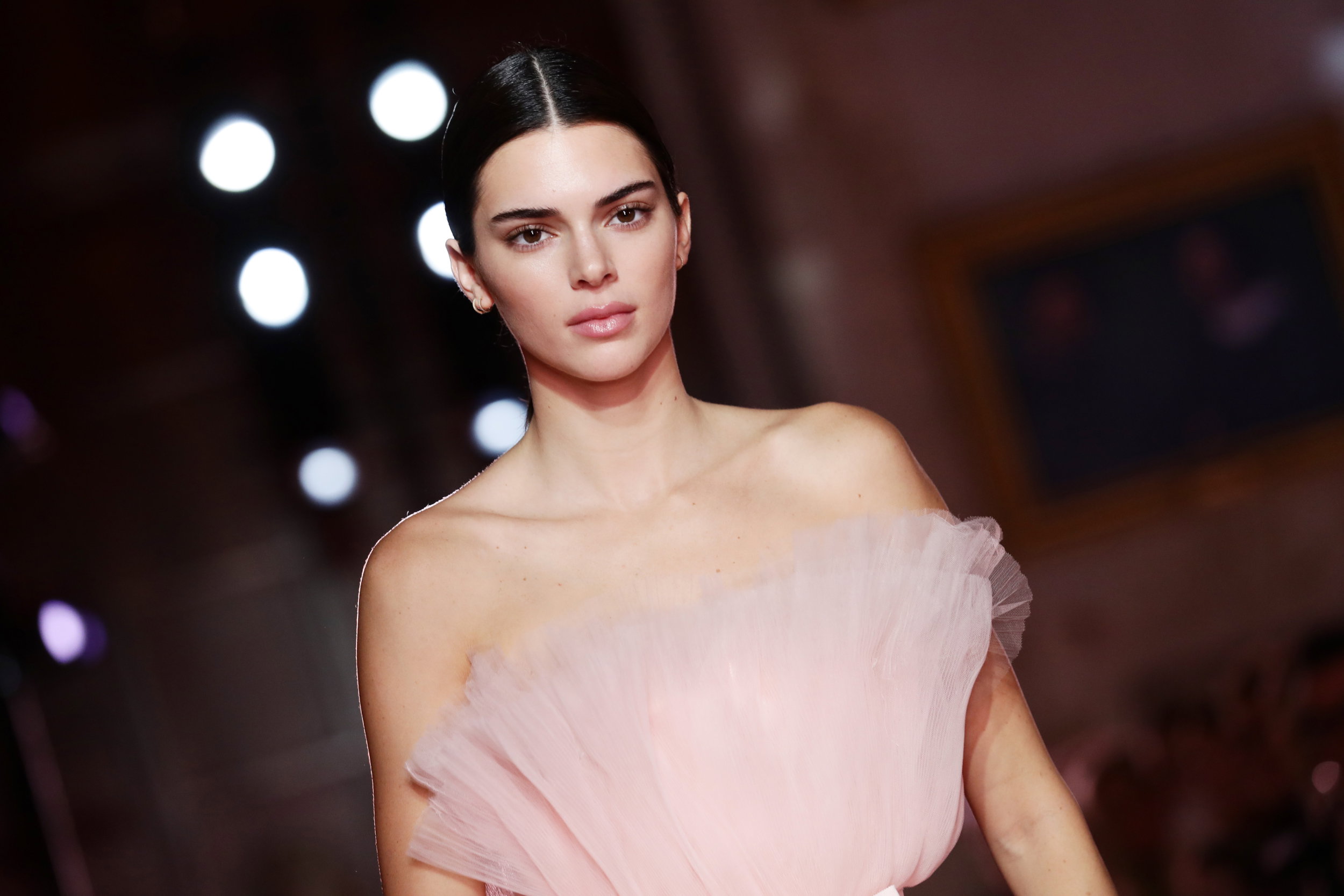Kendall Jenner w modnym płaszczu od polskiej projektantki. Wiemy gdzie go kupić i ile kosztuje [ELLE Spy]