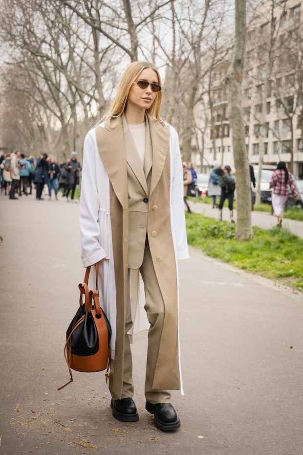 Street Style - Paris Fashion Week - Womenswear Fall/Winter 2020/2021 : Day Five