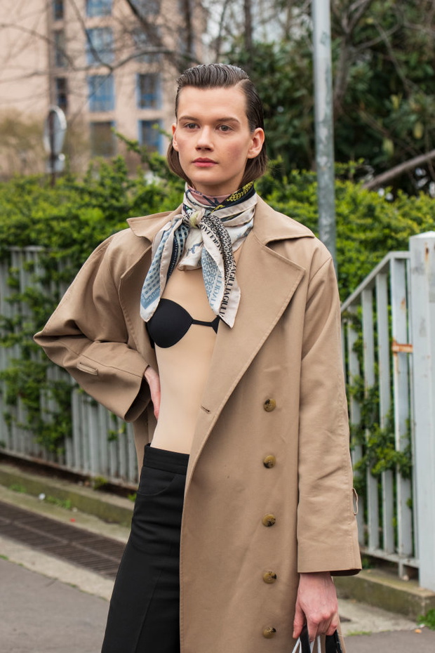 Street Style  - Paris Fashion Week - Womenswear Fall/Winter 2020/2021 : Day Five