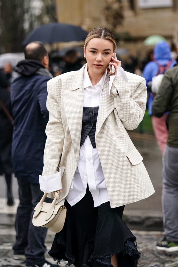 Street Style  - Paris Fashion Week - Womenswear Fall/Winter 2020/2021 : Day Four