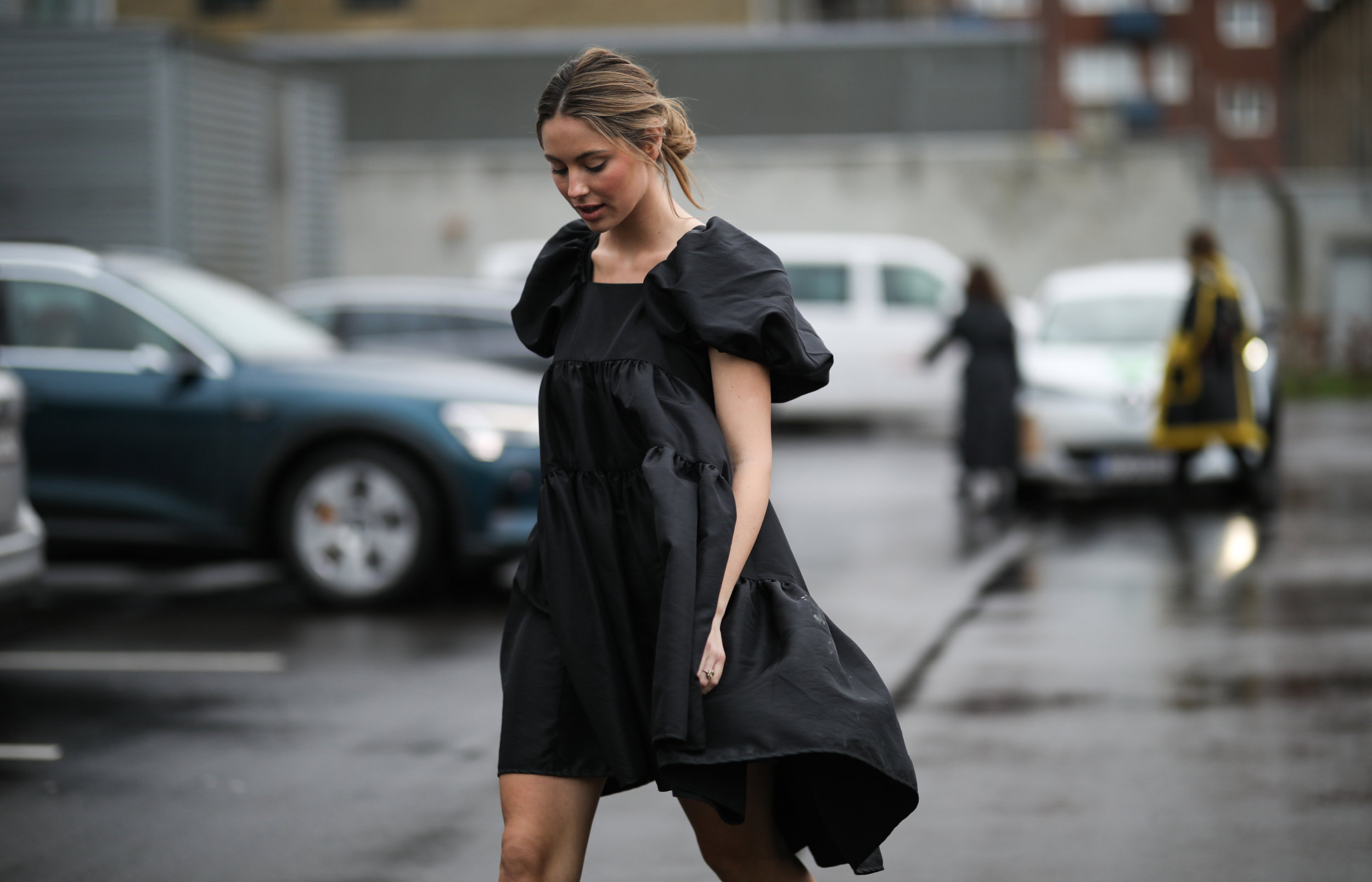 modne czarne sukienki: street fashion