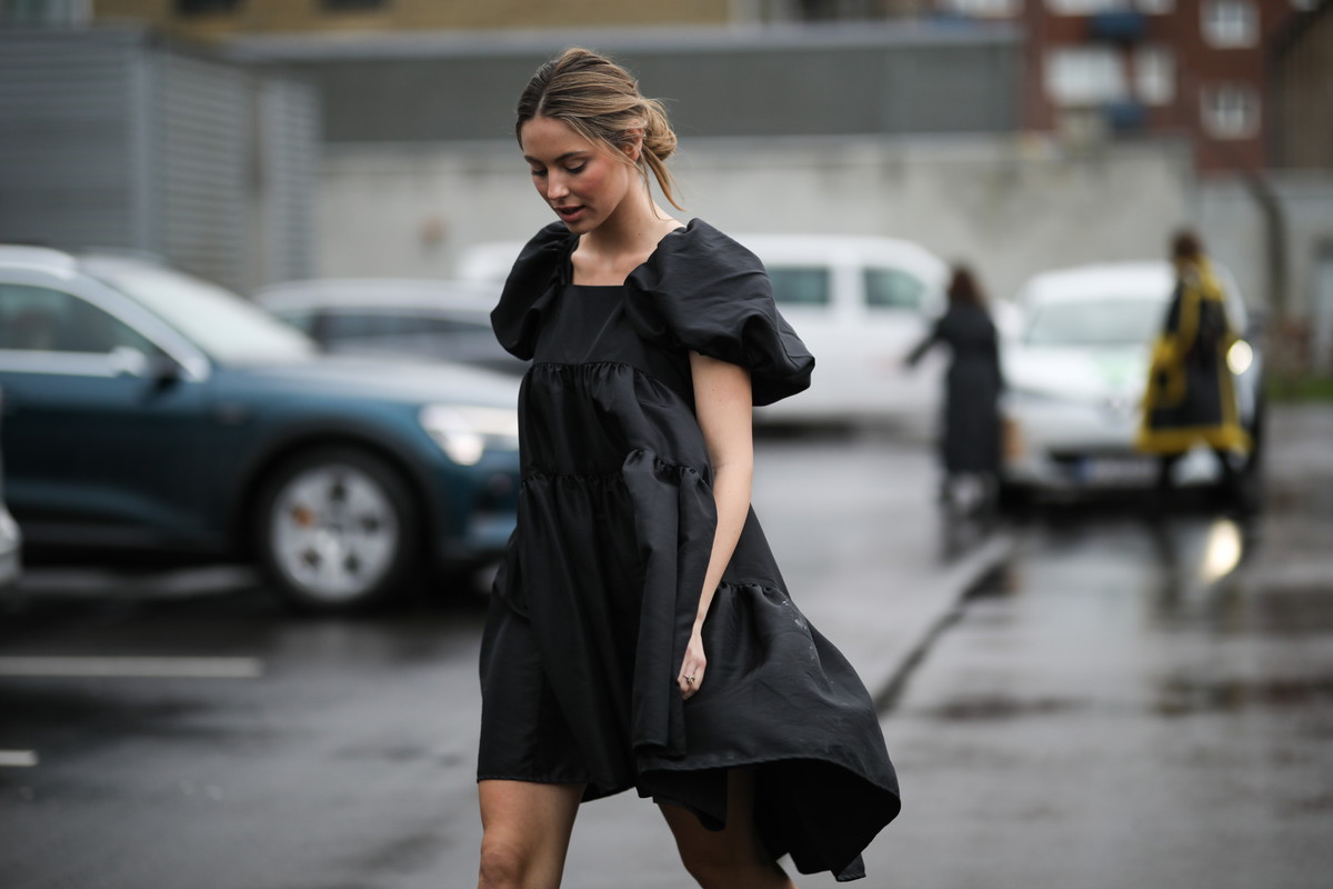 modne czarne sukienki: street fashion