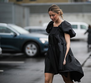 modne czarne sukienki: street fashion