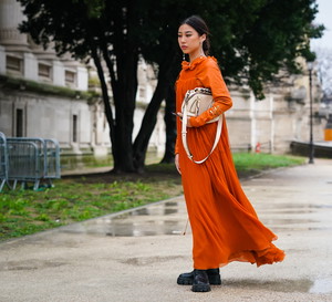 długie sukienki na jesień: street fashion