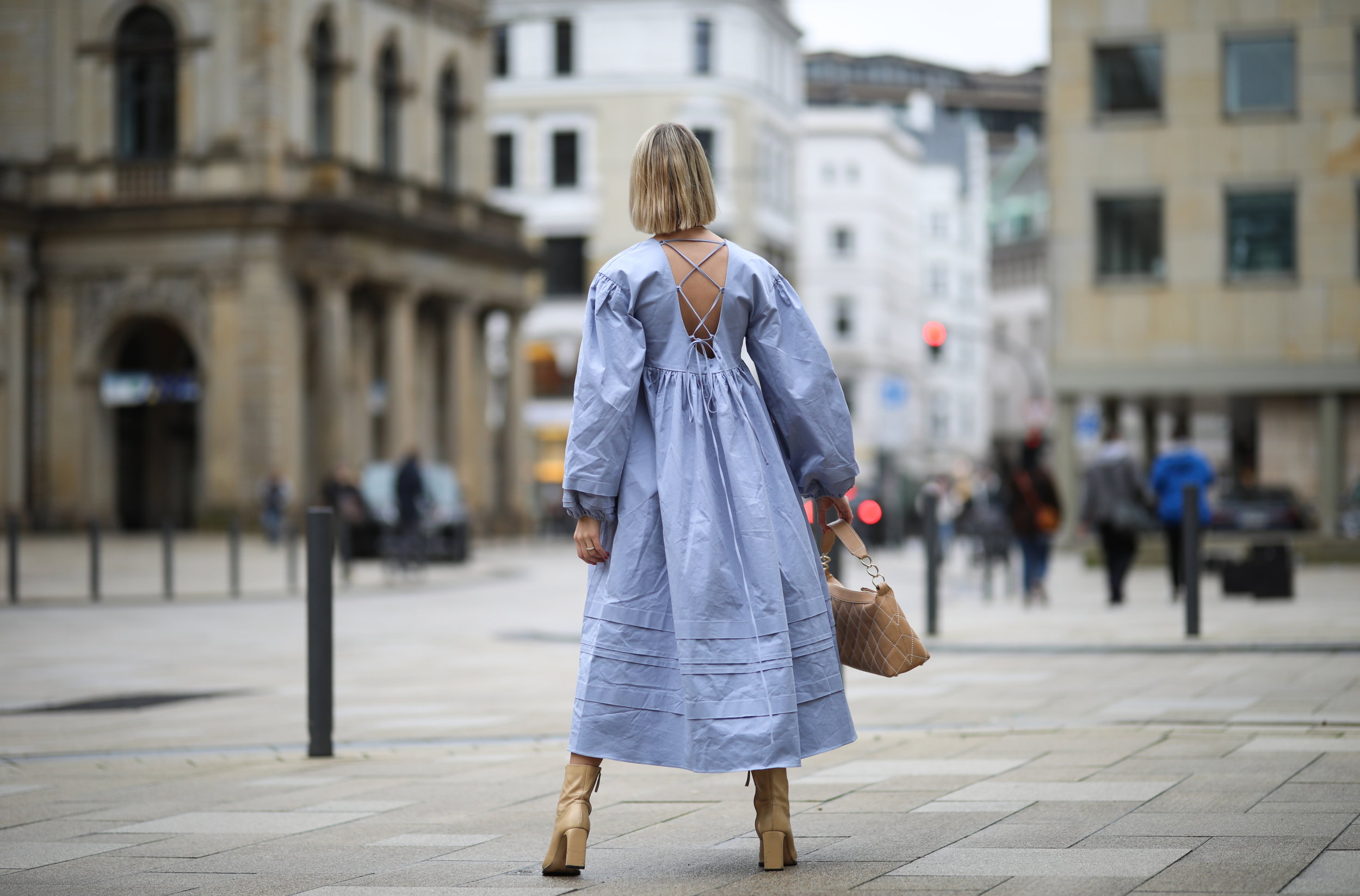 Sukienki z odkrytymi plecami: street fashion