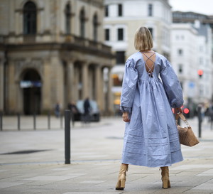 Sukienki z odkrytymi plecami: street fashion
