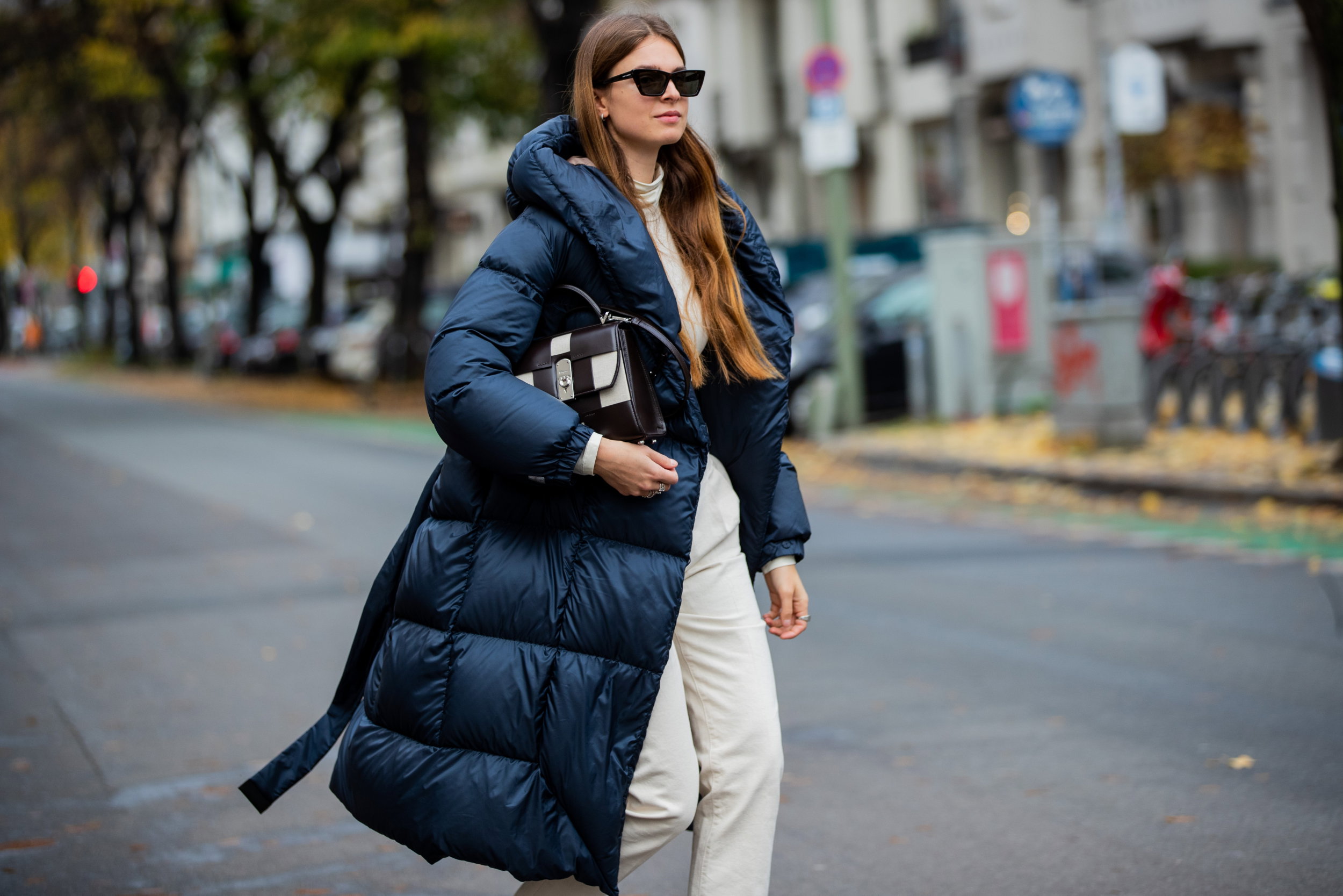 modne kurtki puchowe oversize: street fashion