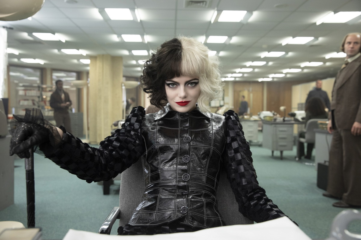 Cruella: Emma Stone, makijaże i kostiumy