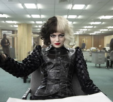 Cruella: Emma Stone, makijaże i kostiumy