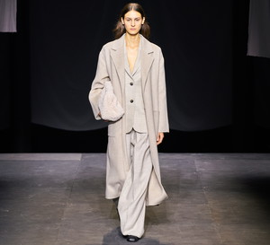 Pokaz COS na London Fashion Week wiosna-lato 2022