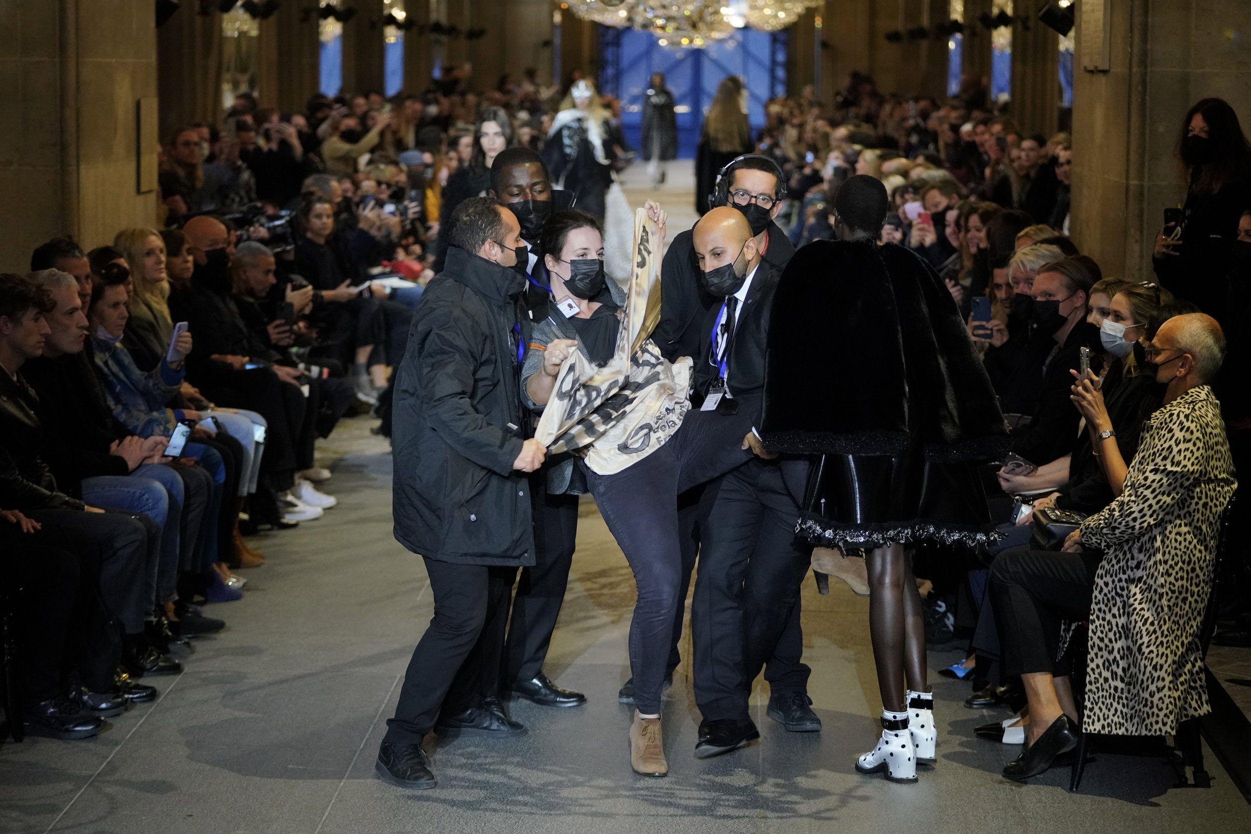 Protest klimatyczny na pokazie Louis Vuitton. Nadkonsumpcja to wymieranie