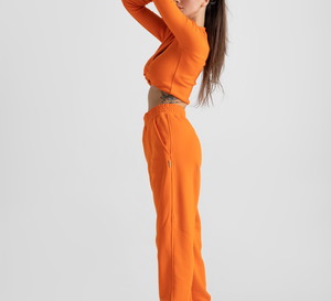 Chiara Wear na wiosnę 2022: Orange is the new black