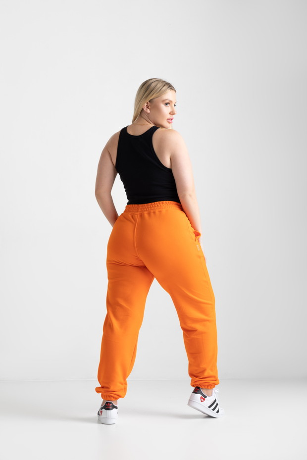 Chiara Wear na wiosnę 2022: Orange is the new black