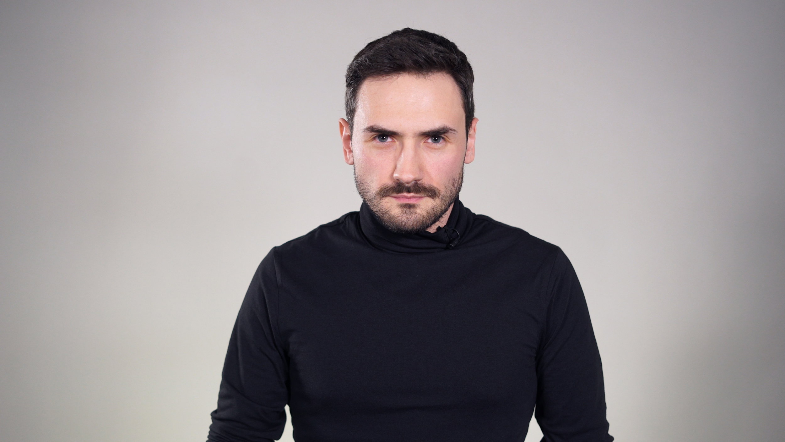 ELLE MAN TALKS: Marcin Myszka, autor podcastu „Kryminatorium" [WIDEO]