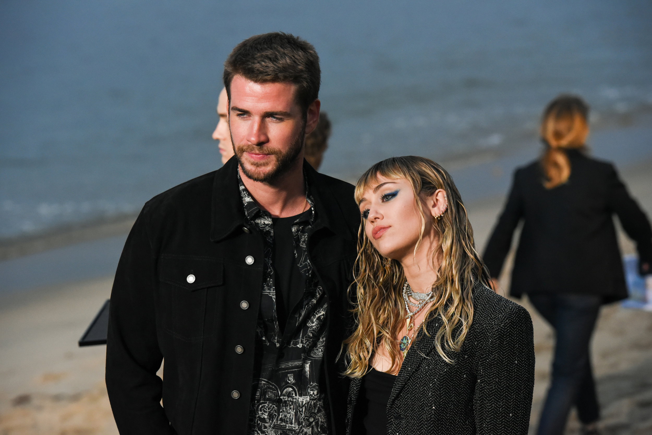 Liam Hemsworth i Miley Cyrus na pokazie  Saint Laurent w 2019 roku