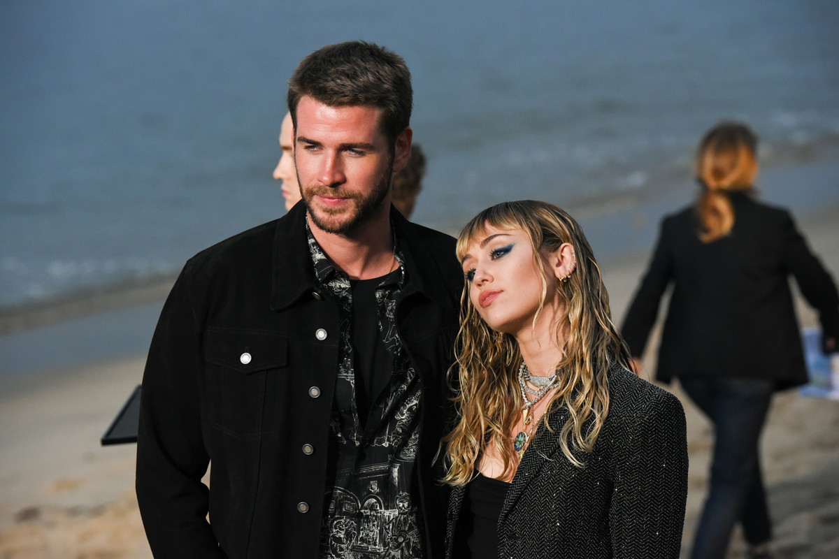 Liam Hemsworth i Miley Cyrus na pokazie Saint Laurent w 2019 roku