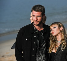 Liam Hemsworth i Miley Cyrus na pokazie Saint Laurent w 2019 roku