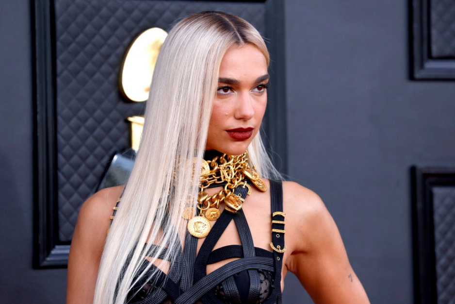 Grammy 2022: Dua Lipa w vintage Versace